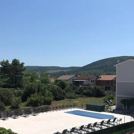 Lipovac Ficus Apartman Bilice