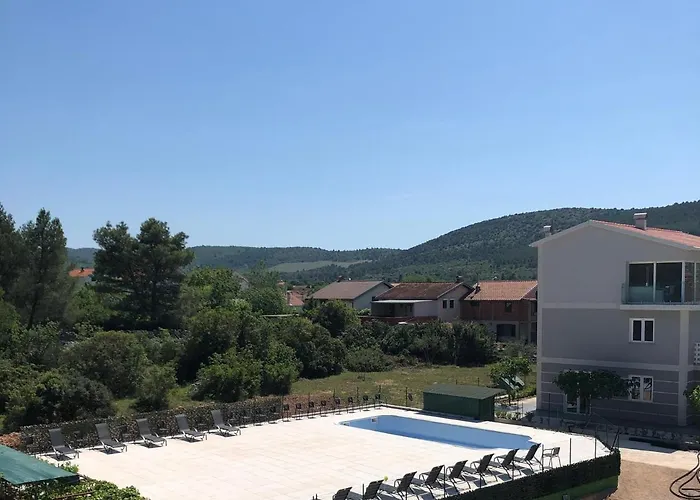 Lipovac Ficus Apartman Bilice